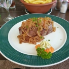 Foto zu Altenbaumburg: Argentinisches Rumpsteak mit Zwiebeln und Kräuterbutte