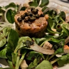 Foto zu Manin | Restaurant & Café am Schlossplatz: Lachstatar, geröstete Kapern, Feldsalat