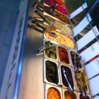 Foto zu Boussi Falafel - fresh & green: Gemüse- und Soßenauswahl