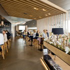 Foto zu Bavarie · BMW Welt: Sehr viel Wert wurde bei der Konzeption der Bavarie auf den grünen Gedanken gelegt, und so zieht sich das Thema Nachhaltigkeit durch alle Aspekte des Restaurants.