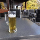 Foto zu Herkules Terrassen Café: Drinnen beim Bier.