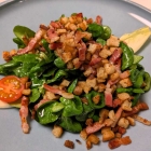 Foto zu Waldgasthof Bienwaldmühle: Feldsalat mit Speck und Croutons