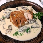 Foto zu Waldgasthof Bienwaldmühle: Supreme vom Perlhuhn an Morchelrahmsauce
