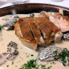 Foto zu Waldgasthof Bienwaldmühle: Supreme vom Perlhuhn an Morchelrahmsauce