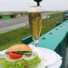 Foto zu Op'n Diek: Matjesbrötchen u. Dithmarscher Pils