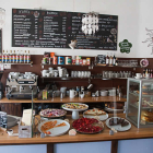 Foto zu Milchkaffee-Haus: Die Theke mit den lecker selbst gebackenen Kuchen