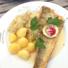 Foto zu Wasserschloss Mellenthin: Gebratenes Zanderfilet serviert mit Senfsauce dazu Sauerkraut und Butterkartoffeln