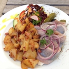 Foto zu Wasserschloss Mellenthin: Edelmatjesfilet serviert mit Apfel-Zwiebelsalat, dazu knusprige Bratkartoffeln