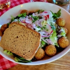Foto zu Schaumberg-Alm: Salatteller mit Falafel