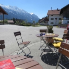 Foto zu Zur Brücke: man sitzt zwar direkt an der Straße, hat aber einen schönen Ausblick