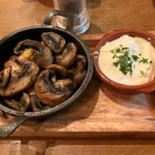 Foto zu Restaurant Andalucia: Champiñones al ajillo - Champignons überlagert und sehr weich, Knoblauch nicht schmeckbar, Mini-Portion 8,90 € deutlich überteuert
