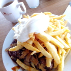 Foto zu Imbiss Sehestedt: Currywurst mit frisch gerösteten Zwiebeln