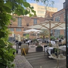Foto zu Restaurant Alto im Atlantic Grand Hotel: Der sommerliche Innenhof (im Winter mit „Freimarkt-/Weihnachts-/Almgaudi-Zelt“ bespielt…)
