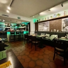 Foto zu Restaurant Helo do Brasil : Innenansicht mit Blick zur Bar.