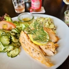 Foto zu Bloom Café & Restaurant: Flammlachs, warmer Speck-Kartoffelsalat, Gurkensalat