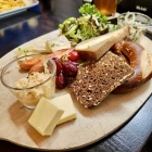 Foto zu Bloom Café & Restaurant: Vesperbrett aus der Saisonkarte „Oktoberfest“
