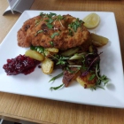 Foto zu Mom's Favourite: Schnitzel mit Bratkartoffeln und Preiselbeerdip