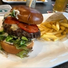 Foto zu Thears | Restaurant & Wirtshaus: Thaers Burger mit Trüffelmayonnaise, Romanasalat, Tomaten, Grana Padano und Knoblauch-Rosmarinfritten