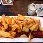 Foto zu Thears | Restaurant & Wirtshaus: Currywurst vom Apfelschwein mit frittierten Kartoffelscheiben und Trüffel-Mayo