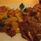 Foto zu Gasthaus Gerland: Schweineschnitzel mit Schmorzwiebeln, Champignons und Wurststreifen mit Bratkartoffeln