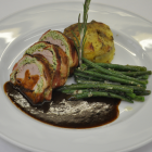 Foto zu Nordlichtgastronomie: Schweinefilet im Speckmantel mit sautierten Bohnen und Barolo-Sauce