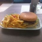 Foto zu Paddys Hansa Stop: Hansastop Big Burger 226 g mit Pommes Frites und Salatbeilage