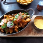 Foto zu Heimat · Küche + Bar · 25hours Hotel HafenCity: Hamburger Pannfisch von der Mittagskarte - 3 sehr kleine Fischfilets auf reichlich guten Bratkartoffeln - Senfsauce sehr gut 22,50 €