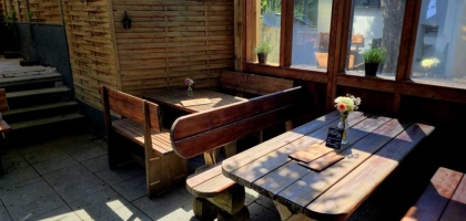 Fotoalbum: Außenbereich Terrasse unter dem Kastanienbaum