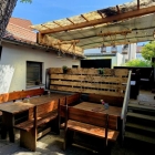 Foto zu Knaudl: Terrasse unter dem Kastanienbaum