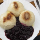 Foto zu Bickbeernhof Café: Hausgemachten Hefeklöße mit brauner Butter, Zimt und Zucker und Blaubeer-Dessert