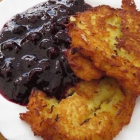 Foto zu Bickbeernhof Café: Kartoffelpuffer mit Blaubeer-Dessert