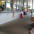 Foto zu Bickbeernhof Café: Teilansicht von der Ausgabe mit offener Küche