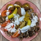 Foto zu Habibi: Schwawarma-Platte  mit Bulgur und Falafel