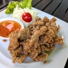 Foto zu Restaurant Papaya am Winterfeldplatz: Nang Gai Thod (knusprig ausgebackene, fein gewürzte Hähnchenhaut)