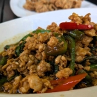 Foto zu Restaurant Papaya am Winterfeldplatz: Pad Krapao Gai (fein gehacktes Hähnchenfleisch, gebraten  mit Bohnen, Peperoni sowie mit Chili, Knoblauch und scharfem Basilikum)