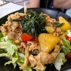 Foto zu Restaurant Papaya am Winterfeldplatz: Sam Ros (kross gebackene Hähnchenbrust mit Zwiebeln,  Paprika, Ananas, gebratenem Thai-Basilikum und Salat)