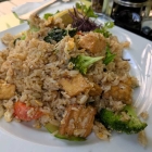 Foto zu Restaurant Papaya am Winterfeldplatz: Khao Pad (gebratener Reis in milder Soja-Sauce, Ei, Broccoli, Zwiebeln, Tomaten und Tofu)