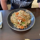 Foto zu Koh Samui: Nudeln   scharf  gebraten mit Gemüse und Huhn 2025 9,90 €