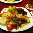 Foto zu Café Mokka: Salatteller mit Garnelenspieß