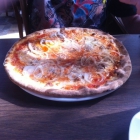 Foto zu Beim Salvatore: Pizza Tonno e Cipolla