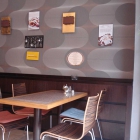 Foto zu Café Tatou: Tische innen