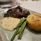 Foto zu La Tarte | Bistrot & Restaurant Francais: Nierenzapfen, Kartoffelgratin, grüne Bohnen, Sauce Béarnaise