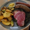 Grünkohl mit Pinkel, Kassler und Kohlwurst, dazu Salz- oder Bratkartoffeln incl. 1 Schnaps