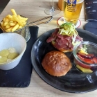 Foto zu Restaurant Imperii: Pastrami Burger - Rinderbrust - hausgebackenes Brioche - Gurke - Curry-Mayonnaise - Wirsing - marinierte Früchte