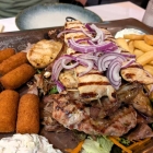Foto zu Athos: Lammkoteletts, Suzuki, Souvlaki, Gyros, Putenbrustfilet, Tsatsiki, Pommes und Kroketten (inkl. einem halben Liter Ouzo) = Ouzo-Platte für Zwei
