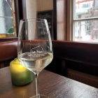 Foto zu Le Feu · Flammkuchenhaus: Brogsitter Blanc de Noir 0,15 l maßgenau eingeschenkt, im soliden Gasthaus mit 8,- € überteuert! Und überhaupt! Was sollen diese Pfützchen?!