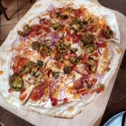 Foto zu Le Feu · Flammkuchenhaus: The Hottest mit Chorizo, roten Zwiebeln, Grillgemüse, Jalapeños, Chili-Mayo und Harissa - mit 14,90 € sehr gut bezahlt