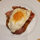 Foto zu Gutsausschank Frank & Yvonne Schnabel: 28.11.25. Kleines Rusti Schnitzel, mit Speck u. Spiegeleier.