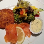 Foto zu Steigerhof | Weingut & Gutsschänke: Lachs auf Kartoffelpuffer