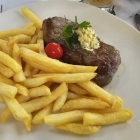 Foto zu Restaurant Ausblick im Wildpark-Hotel : Rumpsteak, zart und medium, Kräuterbutter, Pommes